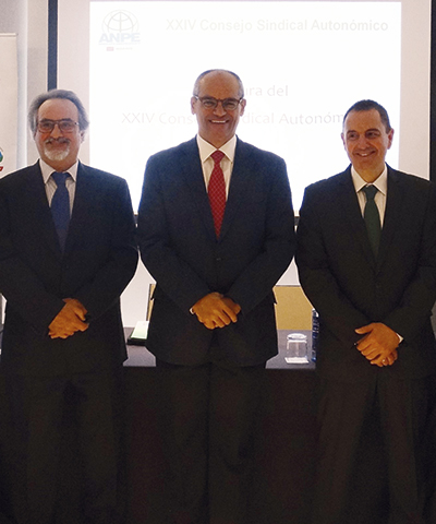 Francisco Melcón Beltrán, presidente saliente de ANPE-Madrid, Rafael van Grieken Salvador,  consejero de Educación e Investigación, y  Andrés Cebrián del Arco, presidente de ANPE-Madrid.